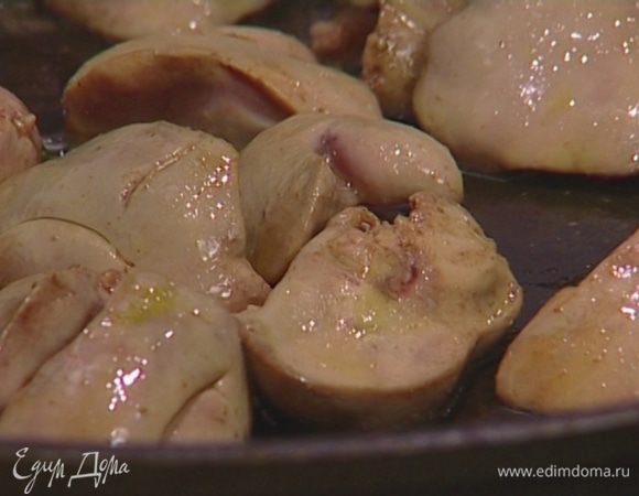 В другой сковороде разогреть 1 ст. ложку оливкового масла и обжаривать куриную печень не больше 2—3 минут, чтобы она оставалась мягкой и нежной.