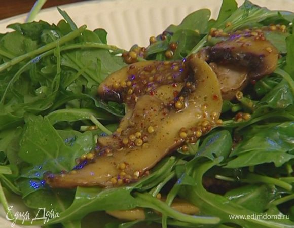 Выложить салат на тарелки, так чтобы печень и грибы оказались сверху, полить соусом, в котором все жарилось. Подавать салат тут же, теплым!