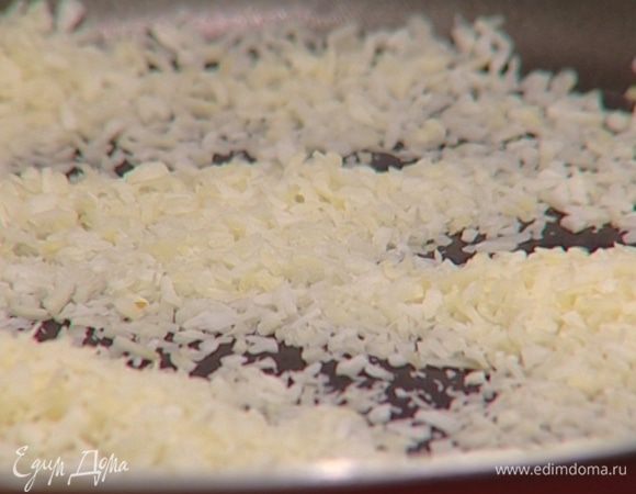Кокосовую стружку слегка поджарить на сухой сковороде. 