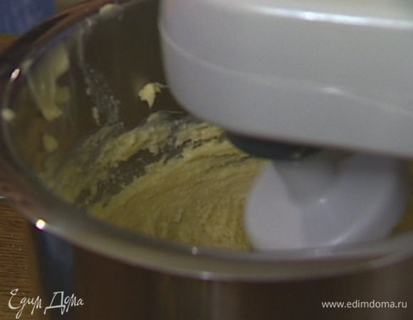 Взбить в блендере 100 г сливочного масла с сахарной пудрой, затем, не переставая взбивать, влить 2 ст. ложки кипятка. 