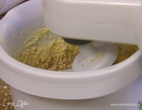 Продолжая взбивать на медленной скорости, ввести по очереди кокосовую стружку, овсянку с отрубями и мед. 