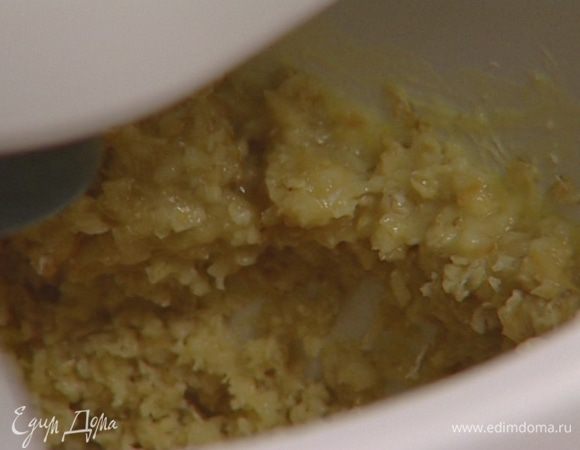 Муку просеять, перемешать с содой, добавить в тесто и вымешать все до однородной консистенции.