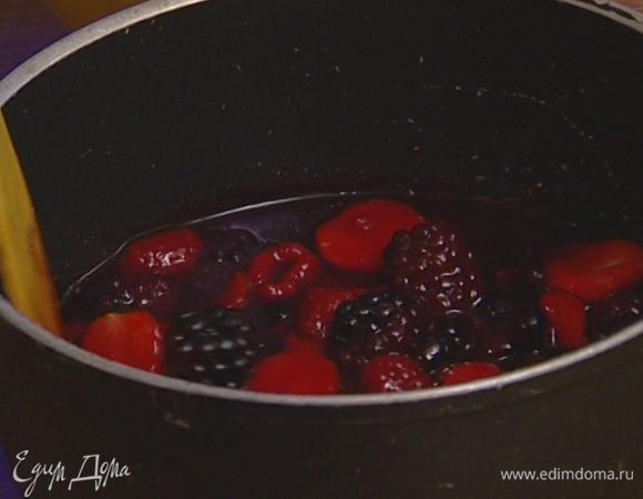 Добавить к ягодам растворенный желатин и перемешать. 