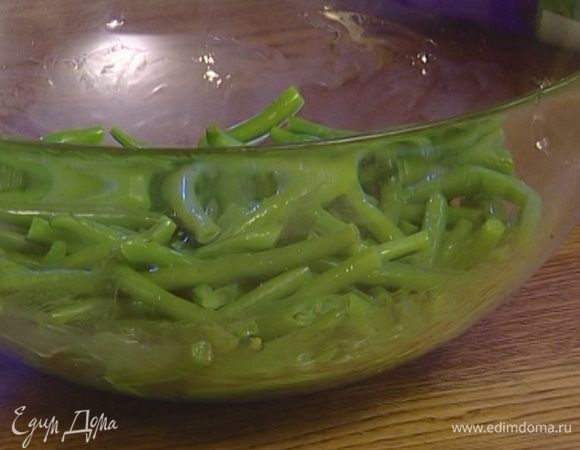 Добавить в фасоль оливковое масло.