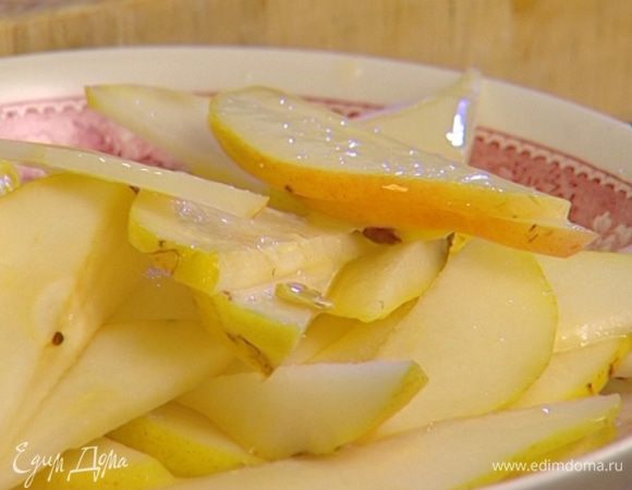 Груши нарезать тонкими дольками и сбрызнуть соком лимона, чтобы они не потемнели.
