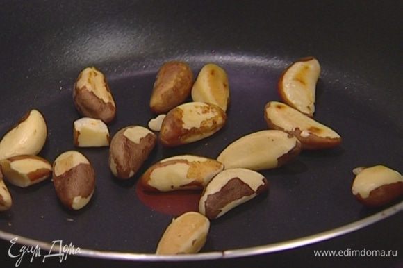Орехи слегка поджарить на сухой сковороде или в духовке, а затем растолочь в ступке, но не слишком мелко.