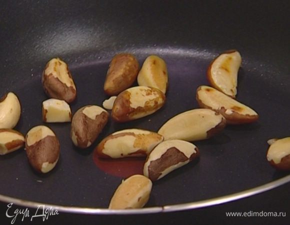 Орехи слегка поджарить на сухой сковороде или в духовке, а затем растолочь в ступке, но не слишком мелко. 