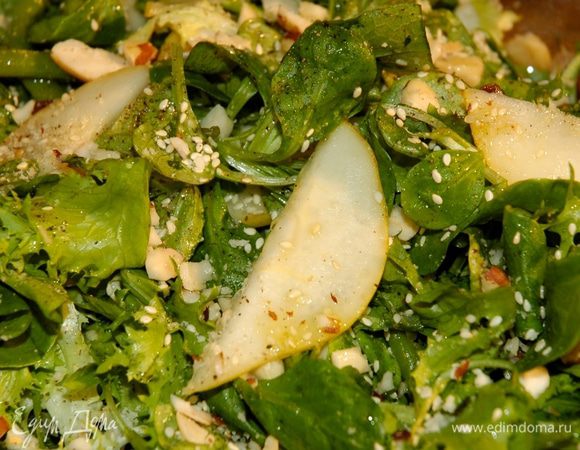 Выложить салат на блюдо, присыпать орехами и кунжутным семенем.