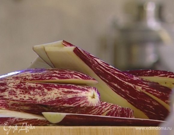 Баклажаны нарезать вдоль как можно тоньше, присыпать солью и оставить на 10—15 минут, чтобы они отдали свою горечь.