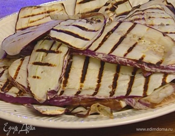 Обжарить баклажаны на сковороде-гриль с обеих сторон.