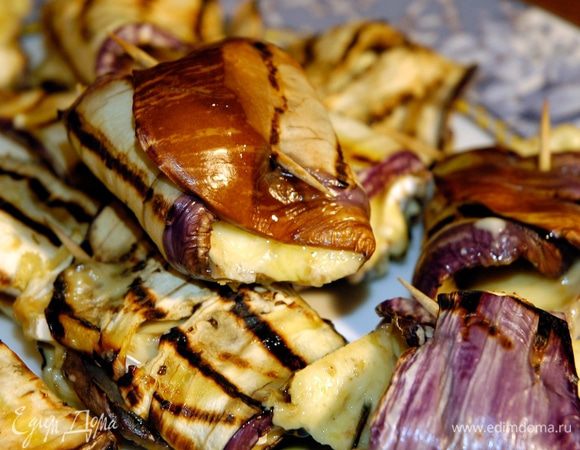 Уложить баклажаны на противень и запекать в разогретой духовке 3–4 минуты.