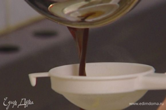 Сварить очень крепкий кофе, процедить через самое мелкое сито и добавить в сливки.