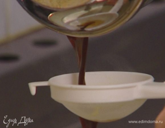 Сварить очень крепкий кофе, процедить через самое мелкое сито и добавить в сливки.