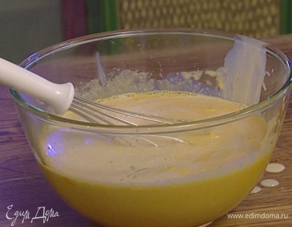 Соединить сливочно-кофейную массу со взбитыми желтками и осторожно перемешать.