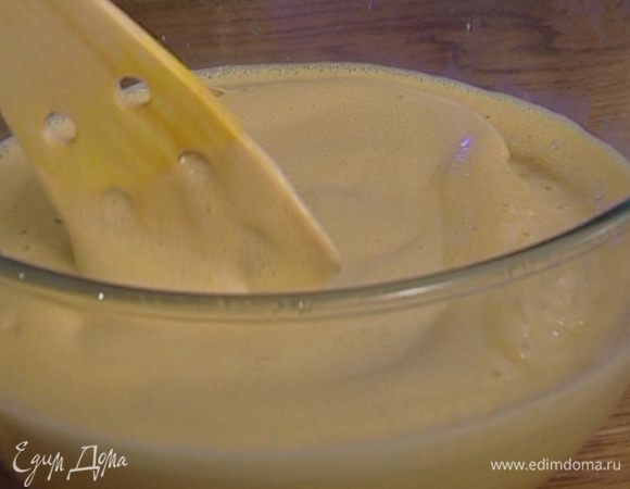 На очень слабом огне довести массу до кипения, постоянно помешивая. Как только она загустеет, тут же ее снять и мешать еще 2—3 минуты, не переставая.