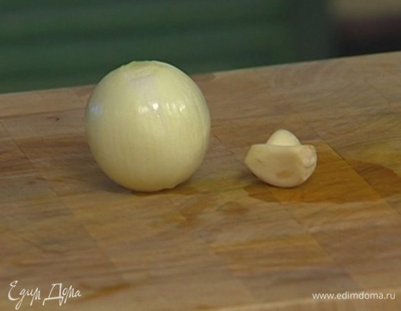 Одну луковицу и одну головку чеснока почистить и разрезать пополам.