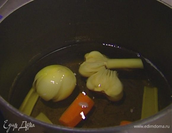 Подготовленные овощи залить водой и сварить бульон.