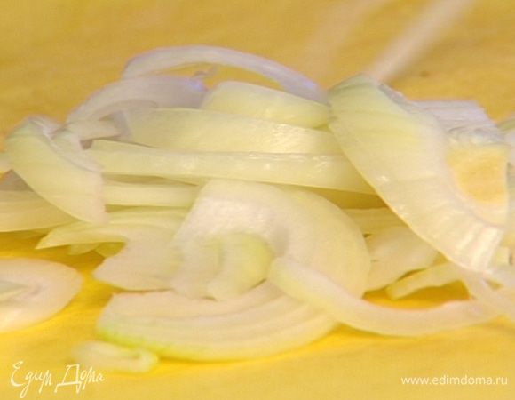 Оставшийся лук почистить и нарезать полукольцами, а чеснок — пластинками.
