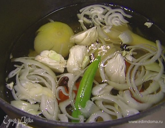 Добавить в бульон лук, чеснок, нарезанную капусту, половинку перца чили, гвоздику и рисовый уксус. Варить на сильном огне несколько минут, затем процедить через сито в другую кастрюлю.