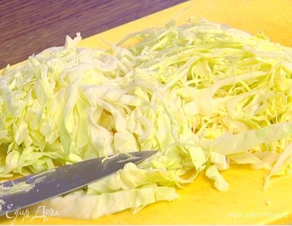 Оставшуюся капусту мелко нашинковать.