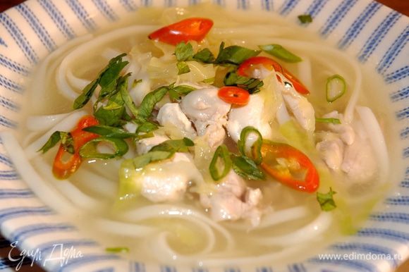 Подавать суп с соевым соусом, присыпав кинзой, соевыми ростками, зеленым луком и чили.