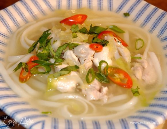 Подавать суп с соевым соусом, присыпав кинзой, соевыми ростками, зеленым луком и чили.