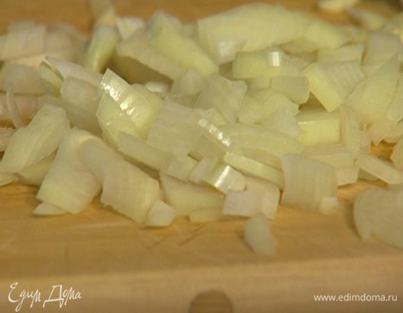 Лук почистить и мелко нарезать. 