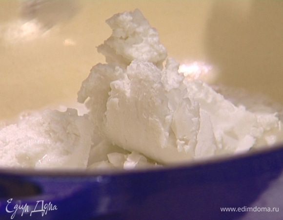 Кокосовое молоко влить в кастрюлю с тяжелым дном и прогреть.