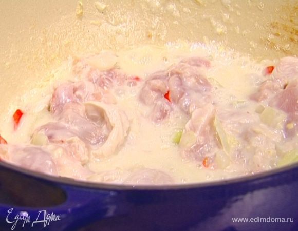 Куриное филе вымыть, просушить, нарезать полосками, добавить в кастрюлю и продолжать прогревать. 