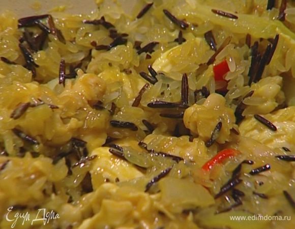 Когда все начнется золотиться, добавить карри, куркуму, соевый соус, корицу и гвоздику, всыпать рис.