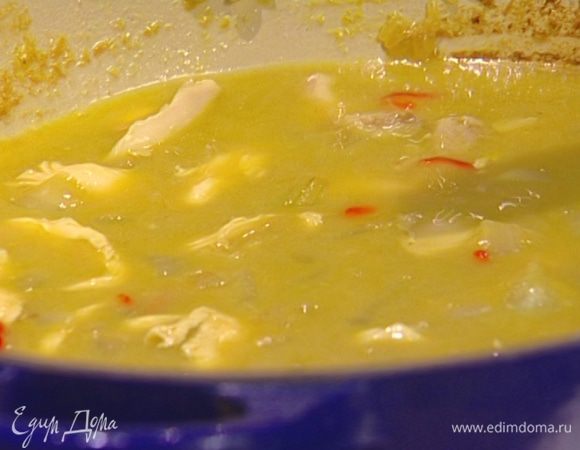 Влить 300 мл горячей воды, довести до кипения, накрыть крышкой и готовить 30 минут на медленном огне, не перемешивая.