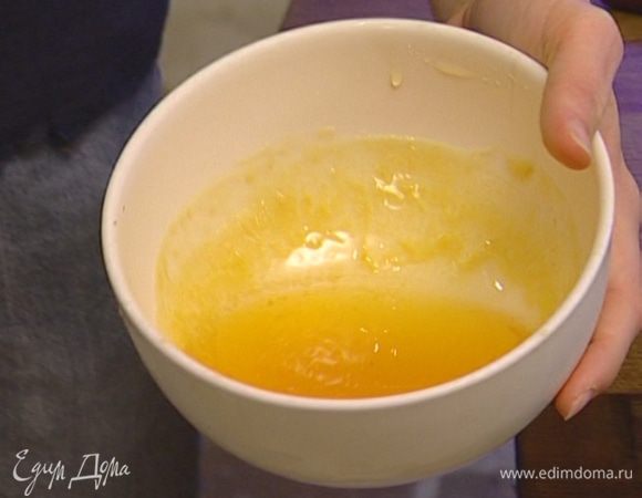 Приготовить соус: разогреть небольшую сковороду, влить рисовый уксус, добавить мед и уваривать 5 минут на медленном огне, затем остудить. 