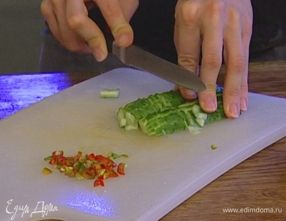 Огурцы нарезать как можно мельче.