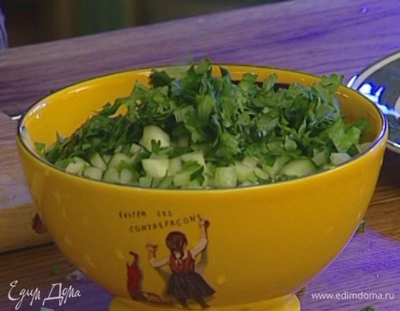 Кинзу мелко порубить.