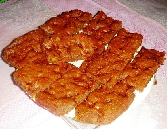 Температуру духовки уменьшить до 180 градусов и поставить печься бисквит. Печь в среднем 40-50 минут до готовности.