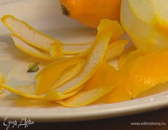 С лимонов широкими длинными полосками снять цедру.