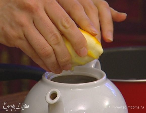 Отжать из лимонов сок. 