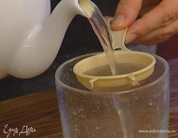 Добавить в горячий чай половину цедры, лимонный сок и коричневый сахар. Остудить и процедить. 