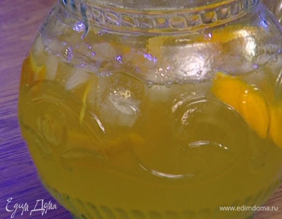 Добавить яблочный сок, джин, шнапс, оставшуюся цедру и лед. Сразу подавать. 