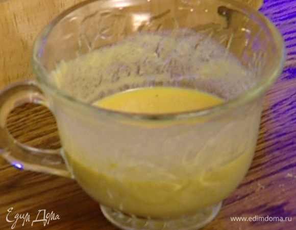 В горчичный порошок влить 2 ст. ложки воды и перемешать.