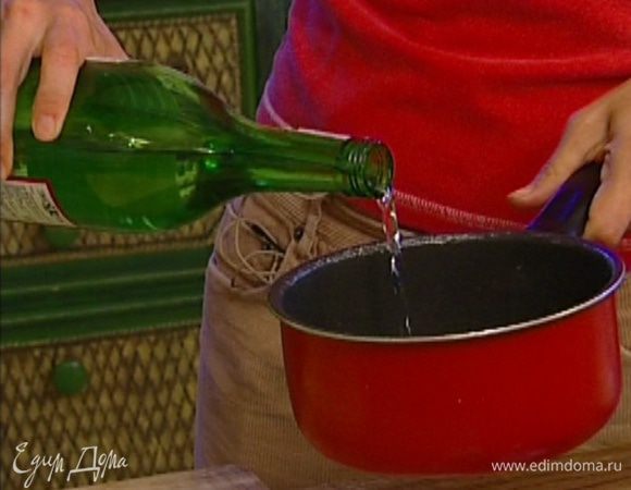 Мирин и рисовое вино влить в небольшую кастрюлю и хорошенько прогреть.