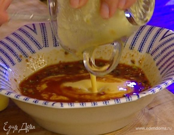 Приготовить маринад: смешать рисовый уксус, васаби и соевый соус с содержимым пакетика мисо-супа, добавить прогретое вино с мирином и разведенную горчицу.