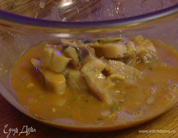 Опустить кусочки селедки в маринад и оставить на 15−20 минут.