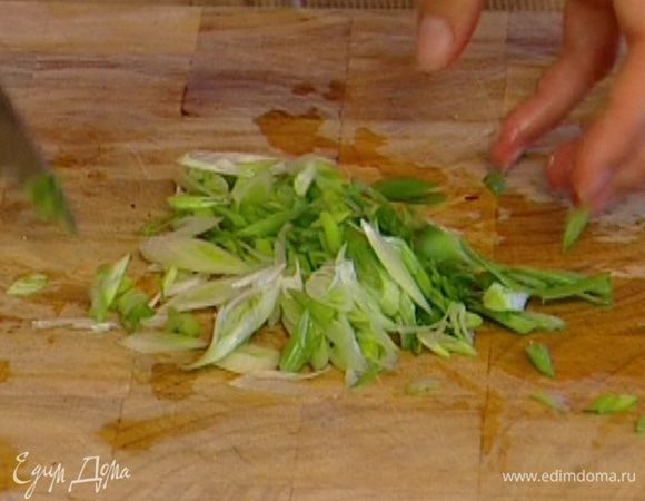 Листья нарезать крупно, лук — тонко наискосок.