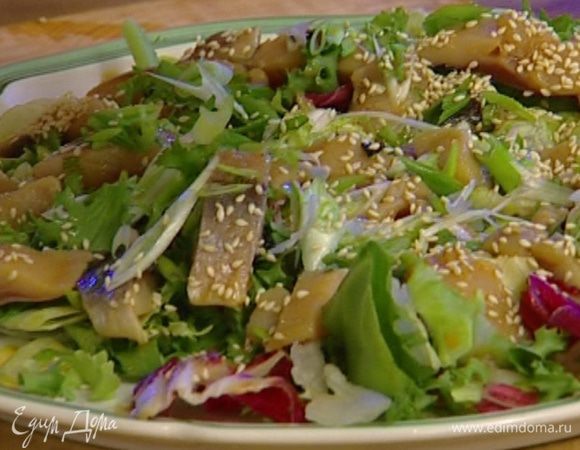 Выложить листья салата на большое блюдо, присыпать половиной лука, сверху разложить кусочки селедки, сбрызнуть маринадом и растительным маслом, присыпать оставшимся луком и кунжутным семенем.