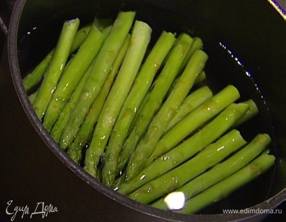 Спаржу опустить на 1—2 минуты в кипящую воду - она должна стать чуть мягче, оставаясь при этом упругой.