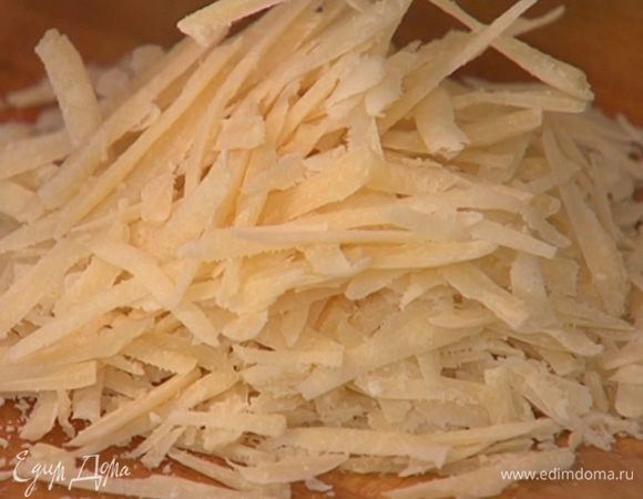 Сыр натереть на крупной терке.