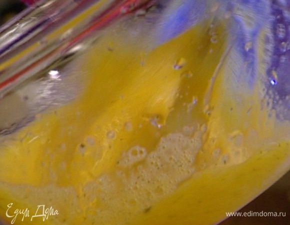 Яйца взбить со щепоткой соли и перца.