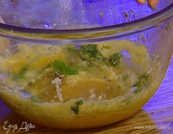 Не переставая взбивать, добавить листья мяты и натертый сыр (немного мяты и сыра оставить).