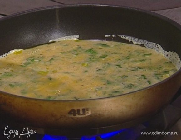 В сковороде с толстым дном разогреть оливковое масло, добавить взбитые яйца с сыром. Уменьшить огонь и дождаться, чтобы омлет схватился.